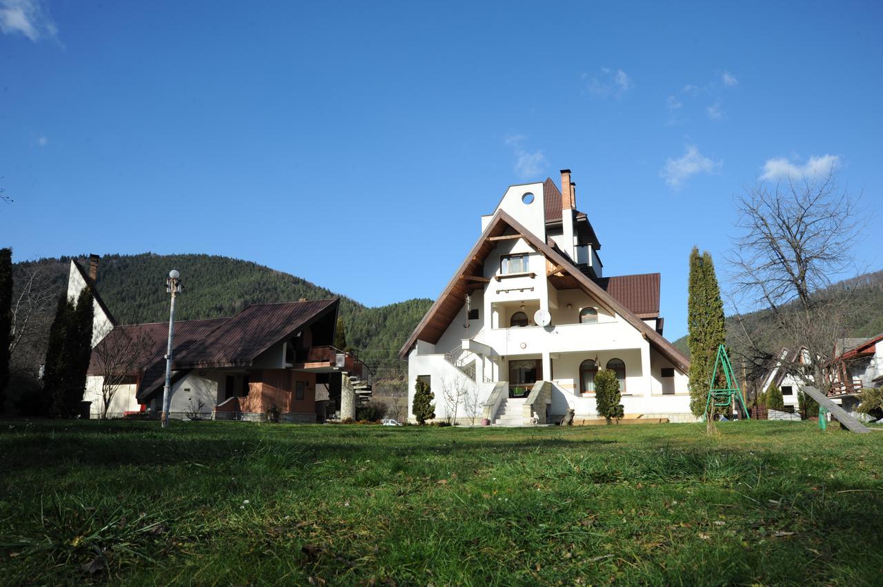 Castelul De Smarald Bed & Breakfast Pangaracior Bagian luar foto