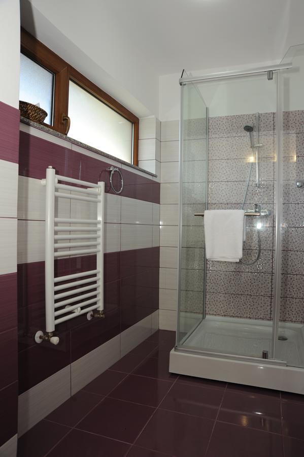 Castelul De Smarald Bed & Breakfast Pangaracior Bagian luar foto
