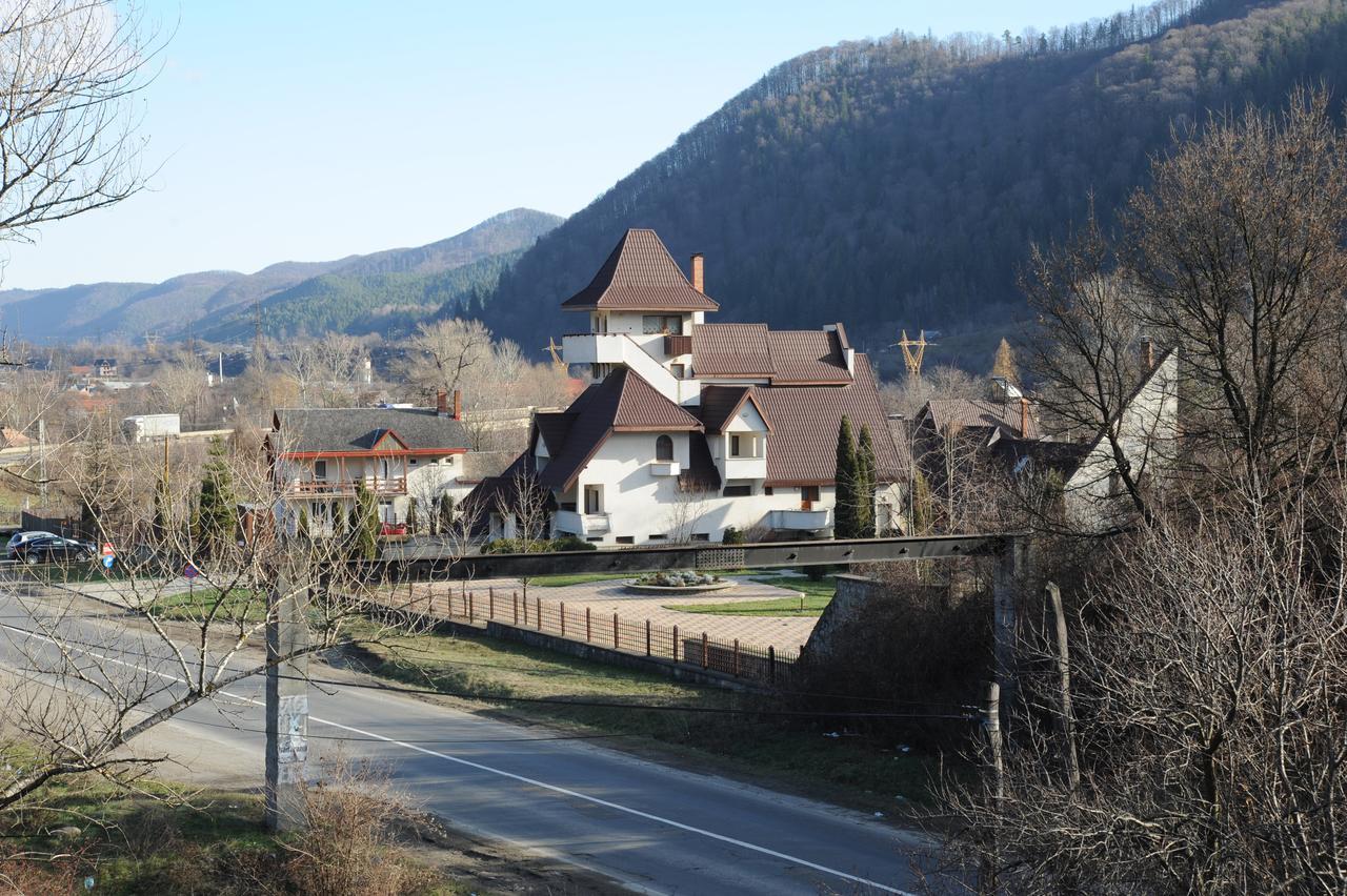 Castelul De Smarald Bed & Breakfast Pangaracior Bagian luar foto